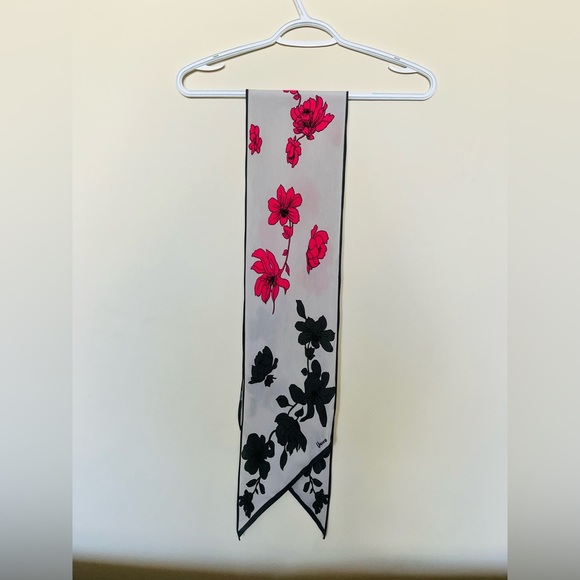 USNA Accessories - Beautiful VERA NEUMANN USNA silk scarf in pre-loved condition